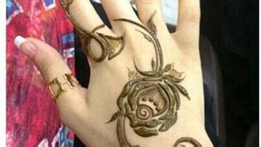 Gambar henna yang bagus simple. Paling Bagus 10+ Gambar Henna Bunga Mawar Simple - Gambar ...