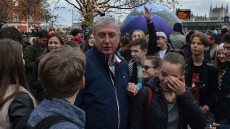 Követeljük, hogy a fidesz azonnal nyilatkozzon az undorító akcióról, ami az ő gyűlöletkeltésüknek az eredménye.oszd meg barkóczi balázs. Gyurcsány Ferenc leírta, mi a vallása és a szexuális ...