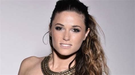 Capucine Anav exhibe sa nouvelle poitrine : "Je me sens ...