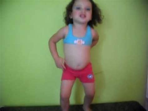 Nina Dancando - Menina de 7 Anos Dançando funk / Marya Clara on Make a GIF : #meninas_dancando ...