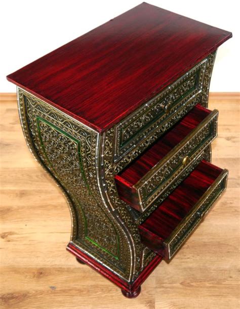 Schränke aus asien sind aus robustem und echtem holz gearbeitet und werden zusätzlich oft opulent verziert. Kommode im Glasmosaiklook geschwungen asiatischer Schrank ...