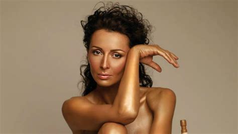 Check spelling or type a new query. Mihaela Rădulescu şi-a pus poză nud pe Facebook