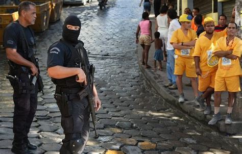 Pior que um incrédulo é um cristão que dissimula. movimento gospel: OMG News : Guerra no Rio...Não é só de ...