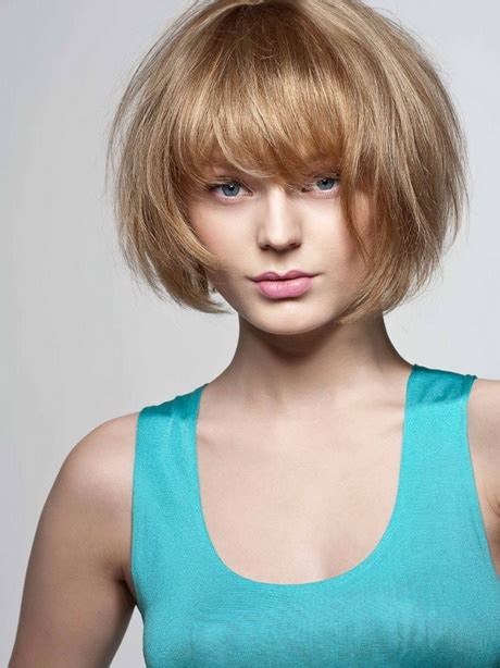 Grand nez quelles coupes de cheveux privilégier ou éviter. Coupe de cheveux court avec frange