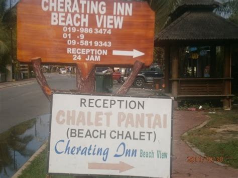 Cherating offers a combination of sea waves hit the shore rolls, white sandy beaches, a variety of accommodations, dining options and nightlife for surfers. ** nUr cAhAyA **: Pantai Cherating (Part 2)