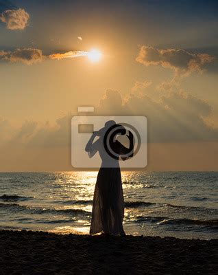 Car en effet, ces beautés à la peau mate sont souvent un. Belles Photos De Coucher De Soleil Avec Silhouettes Nues ...