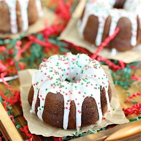 And there you have an easy, adorable christmas cake! Gingerbread Mini Bundt Cakes - These adorable mini gingerbread cakes are delicio ...