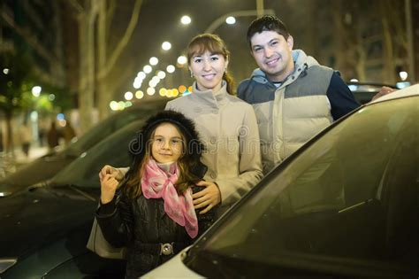 Das zuhause ist der private bereich, in dem man tun und lassen kann, was man möchte. Heiße Mädchenaufstellung Nackt Zu Hause Stockbild - Bild ...