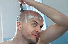 shaved kaal hoofd scheren bumps razor drug shaving