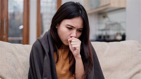 Sedangkan batuk kering merupakan batuk yang tidak mengeluarkan dahak. 10 Cara Menghilangkan Batuk Kering yang Bisa Dilakukan di Rumah
