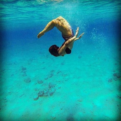 Η καλλιτεχνική κολύμβηση ή αλλιώς συγχρονισμένη είναι άθλημα του υγρού στίβου. Η Κλέλια Πανταζή «χορεύει» σε τιρκουάζ νερά σε Κουφονήσια ...
