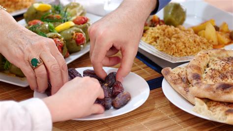 Islam mengatur adab dalam berbagai hal, salah satunya saat makan dan minum. Apa Saja Adab Makan dalam Islam yang Perlu Diamalkan?