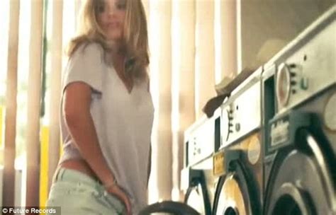 This episode first aired on monday, november 10, 2008. Caggie Dunlop strips down to just her underwear to get ...