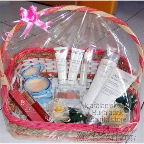 Jika selama ini kita mengenal mahar pernikahan berbentuk perhiasan emas, uang dan seperangkat alat sholat atau yang belakangan tengah tren adalah mahar uang hias, maka. Gambar Hantaran Pernikahan Make Up