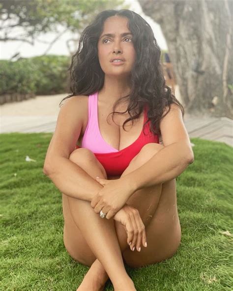 Salma hayek / top pics. Salma Hayek y el bikini bicolor con el que presumió su ...