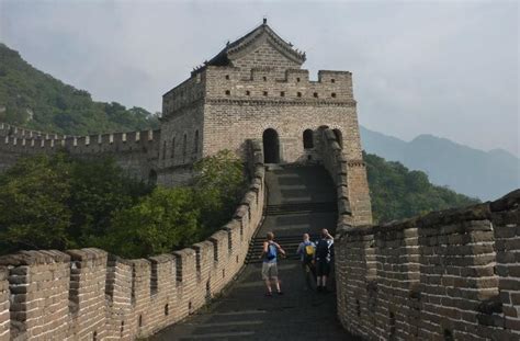 Pada tahun 1987 silam, tembok besar china dicantumkan dalam daftar warisan dunia oleh pbb. Lampaui Populasi Austria, Turis di Tembok Besar China bak ...
