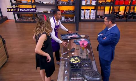 Masterchef adlı yemek yarışmasına başvuru yapacakların , kendilerini ,yeteneklerini ,tecrübelerini ve kişisel özelliklerini anlatan video çekmesi ve. Jahir Ocampo puts MasterChef participant in trouble: VIDEO ...