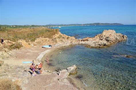 Meadows, pine forests, campsites, and luxury villas surround plage de pampelonne. Crique de Pampelonne Ramatuelle (83) Var PACA - Plages.tv