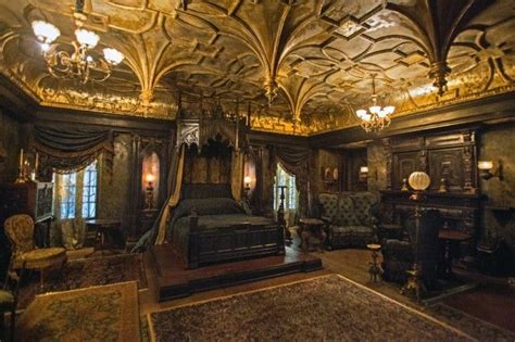 Crimson peak is a 2015 gothic romance film directed by guillermo del toro and written by del toro and matthew robbins. Allerdale Hall | Architecture gothique, Maison gothique et ...