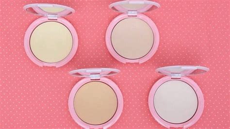 Berikutnya, jangan lupa oleskan tabir surya sebelum makeup. Deretan Bedak untuk Kulit Kering agar Wajah Terlihat Mulus ...