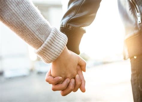 10 ความหมายของการจับมือกับคนรัก จับแบบไหนคือความสัมพันธ์ที่ดีนะ?! - AKERU