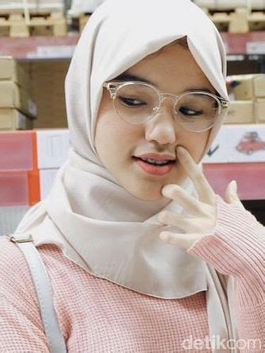 Dia menggunakan dress biru dari sky butik by natha zein yang harganya rp11 juta. Foto: Masih Imut, Peserta Sunsilk Hijab Hunt 2017 Berusia ...