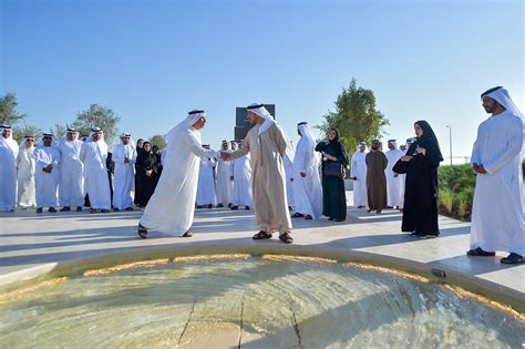 الأصل والنسخة عن جواز السفر الأصلي الأصلي مع إقامة سارية المفعول للوافدين. عبدالله بن زايد يزور واحة الكرامة في أبوظبي | أبوظبي في 26 ...