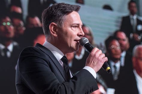 Krzysztof ibisz raczej niechętnie dzieli się informacjami na temat swojej rodziny, również rzadko pokazuje zdjęcia swoich najbliższych. Ile lat ma Krzysztof Ibisz? Gwiazdor Polsatu zdradził swój ...