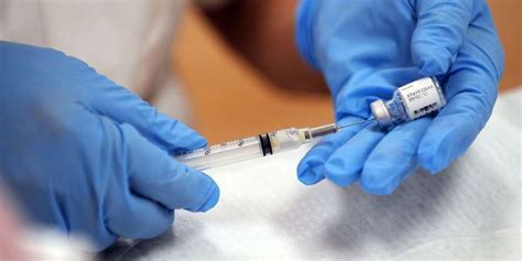 Everyone aged 16 or over. Covid-19 : Pfizer annonce que son vaccin est "efficace à 90%"