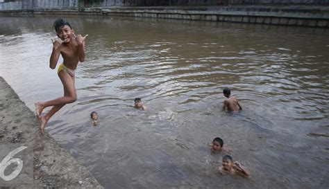 Check spelling or type a new query. Keceriaan Bocah Saat Mandi di Sungai Ciliwung - Foto ...