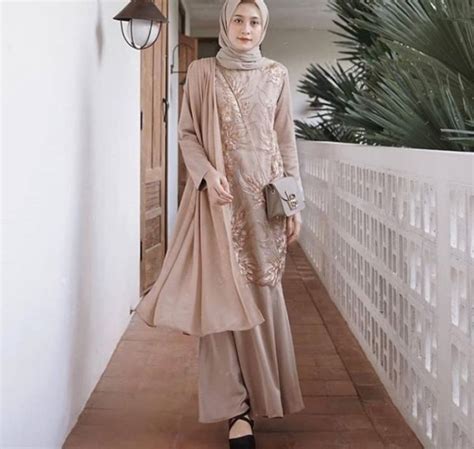 Namun untuk membuat anda tak lagi bosan dengan tampilan gamis. Paling Baru Model Baju Kebaya Gamis Modern Terbaru - Retired and Crazy