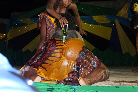 Book at ganga kutir, raichak. KUMEKUCHA: KANGA MOKO NDANI YA NYUMBA