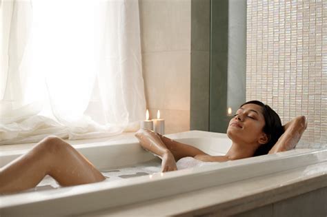 Damit es nicht zu unangenehmen situationen kommt, gibt es da sie in der sauna nackten frauen begegnen werden und peinliche situationen vermeiden wollen, sollten sie höflich bleiben. Frau Sich In Der Badewanne Stockfoto und mehr Bilder von ...