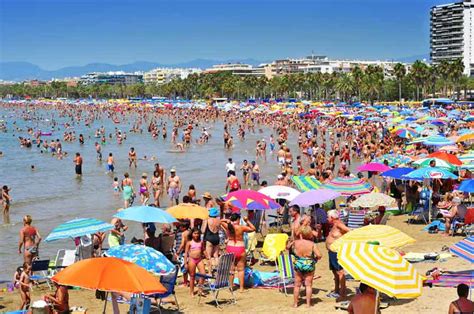 Zomervakantie aan het strand en de zee. Levante beach in Salou, Spain. Guide of beaches & travel ...