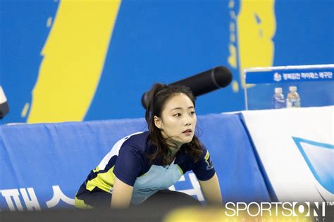 현직 유명 여자 프로 배구선수의 극단적 선택 의혹에 고유민의 죽음부터 김연경·이다영 불화설까지 소환됐다. 화제의 여자 배구 통역사 : 네모판