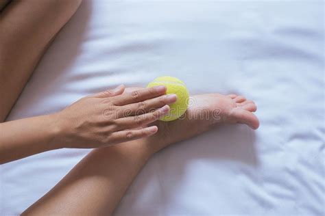 Pelota de masajes o pelota de tenis. Los Lenguados Masaje, Mano Del Pie De La Mujer Que Le Da ...