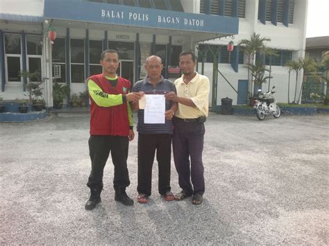 Susunan bendera di balai polis; DPPK BAGAN DATOH: BUDAYA PENAKUT : CABUT DAN BUANG BENDERA ...