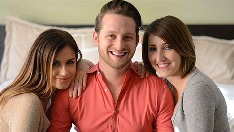 Are you looking for bisexual threesome? ¿Una "pareja" de tres? Adam Lyons comparte su cama con sus ...