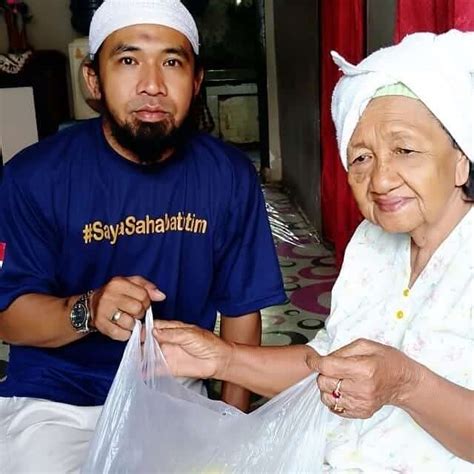 Zakat juga merupakan salah satu dari rukun islam. Golongan yang Berhak Menerima Zakat Fitrah - Sahabat Yatim