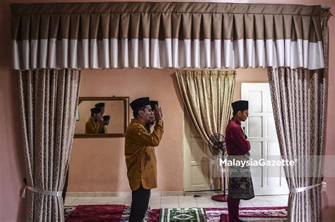 Sholat lima waktu sehari semalam. orang itu bertanya lagi, apakah ada kewajiban (sholat) lain? beliau menjawab, tidak, kecuali engkau mengerjakan sholat rasulullah shallalahu 'alaihi wa sallam biasa keluar pada hari raya idul fitri dan idul adha menuju tanah lapang. NORMA BAHARU - Solat Sunat Aidilfitri dan Khutbah di Rumah