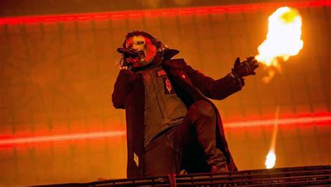 Corey taylor es un apasionado de la política —como se expresa en el disco all hope is gone. Slipknot's Corey Taylor is planning a 2021 solo album