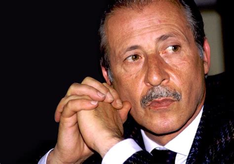 Nato a palermo nel quartiere della kalsa, dove vivono tra gli altri giovanni falcone e tommaso buscetta, paolo borsellino si laurea in giurisprudenza il 27 giugno 1962 all'età di 22 anni. Paolo Borsellino, essendo Stato. Un libro di Ruggiero ...