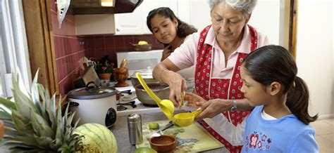 Cocinar con los más pequeños de la casa es un verdadero placer, tanto para ellos como para los padres, tíos o abuelos. Recetas típicas de abuelas latinas para los niños