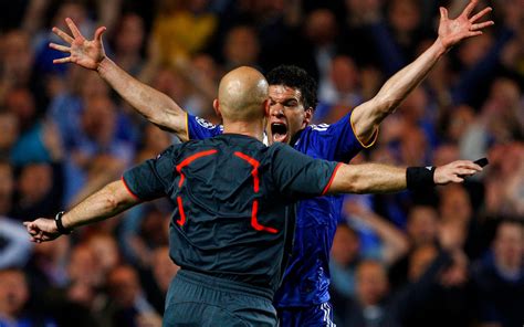 Lionel messi y el árbitro se dijeron de todo. Chelsea vs Barcelona 2009: Salah Satu Kontroversi Terbesar ...
