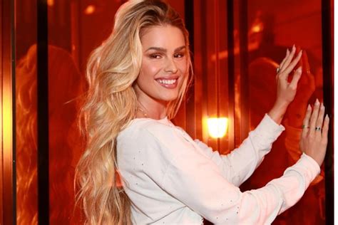 Como as pessoas falam do que não sabem né ? Yasmin Brunet exibe tatuagem em seu bumbum durante praia