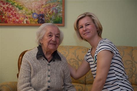Die heilung von demenz ist nicht möglich, jedoch kann mit guter demenzpflege die lebensqualität und zufriedenheit der demenzpatienten erheblich gesteigert werden. Altenpflege-Wohnheim Katharina von Bora-Haus in ...