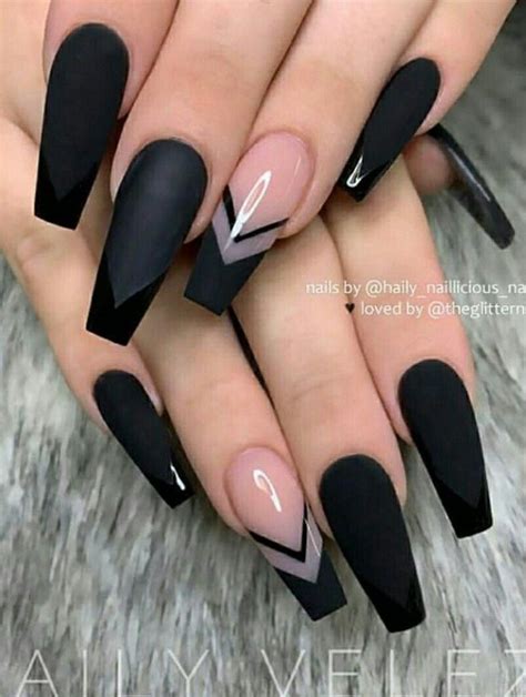 Uñas acrílicas echas completamente con acrílico negro sin encapsular diseño extremadamente elegante. La mejor galería de imágenes de UÑAS ACRÍLICAS NEGRO MATE