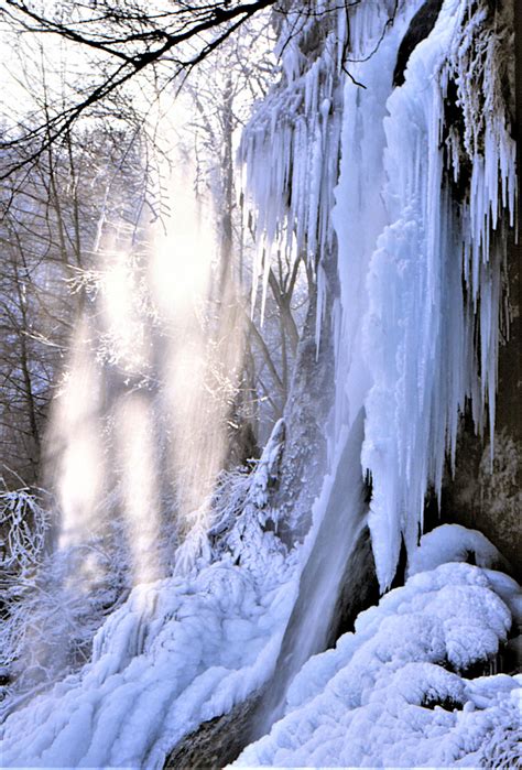 Hier stürzt der abfluss der am rande der schwäbischen alb entspringenden quelle des brühlbachs 37 meter frei in die tiefe. Uracher Wasserfall (Schwäbische Alb) Foto & Bild ...