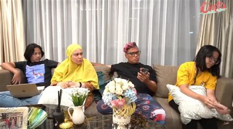 Sebulan vakum dari youtube, uya kuya positif co. Uya Kuya Ngamuk Putrinya Ingin Nikah dengan Pria 35 Tahun, Astrid: Enggak Pantas Kamu Begini