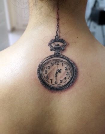 Ver más ideas sobre tatuajes de relojes, reloj, tatuaje reloj de bolsillo. Tatuaje de un reloj de bolsillo que cuelga de la nuca ...